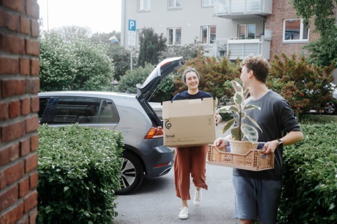 Mann og dame med pappesker som flytter inn