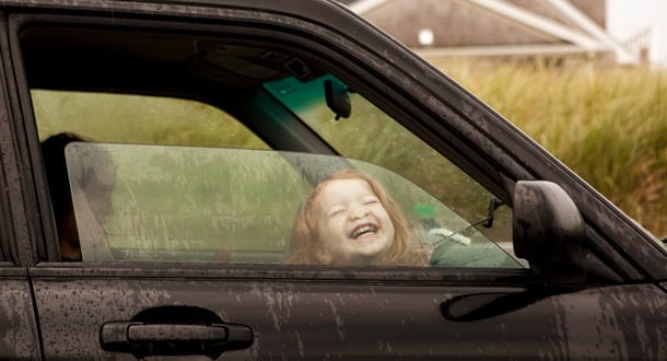 Jente sitter i bilen